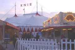 KnieChapiteau-sera