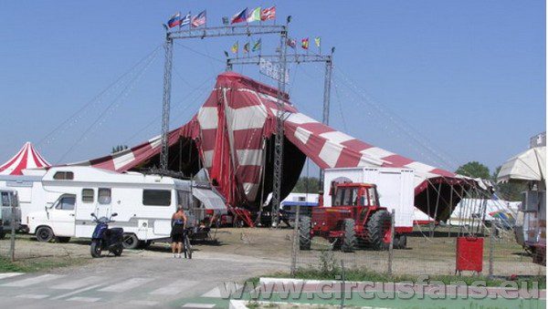 CIRCO DI PRAGA: Le foto di Cesenatico