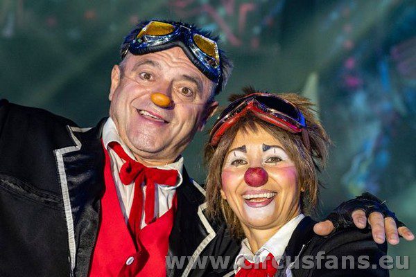 Le star del circo ucraino sorridono per il dolore della guerra e il loro regista è russo