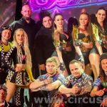 Le star del circo ucraino sorridono per il dolore