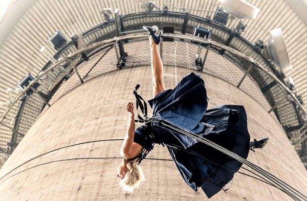 A Como la danza verticale sul monumento ai caduti