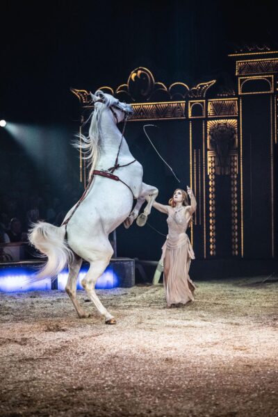 LA CAVALLERIA DI ADRIANA TOGNI NELLA PISTA DEL CIRCUS KRONE