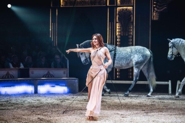 LA CAVALLERIA DI ADRIANA TOGNI NELLA PISTA DEL CIRCUS KRONE