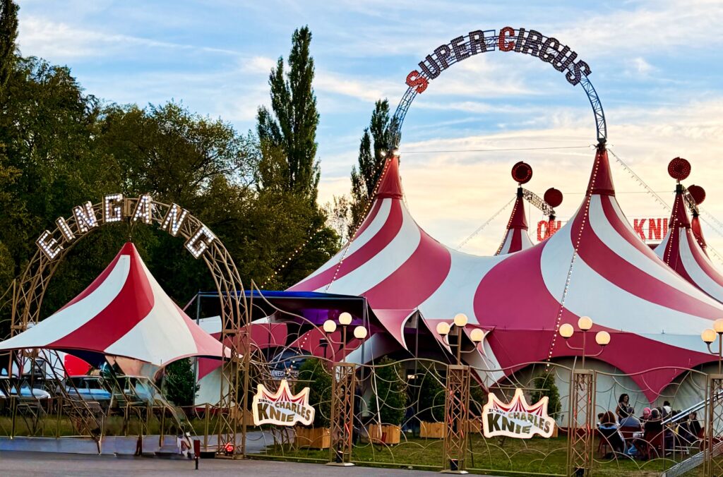 ZIRKUS CHARLES KNIE: FOTO ESTERNI E STRUTTURE