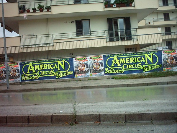 AMERICAN CIRCUS: la pubblicità natalizia a Napoli