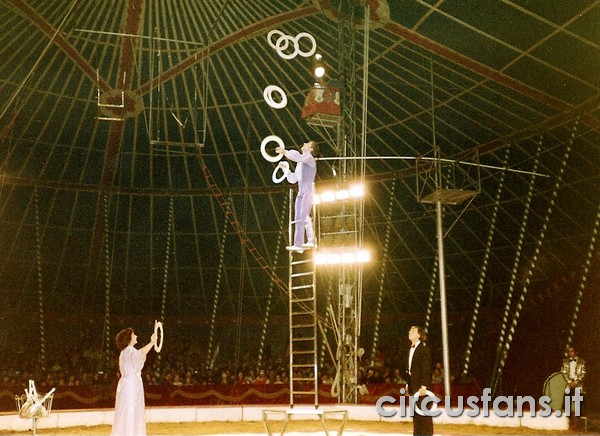 https://www.circusfans.eu/wp-content/uploads/backup/archiviostorico_strutturestoriche_Medrano_circo_medrano_018.jpg