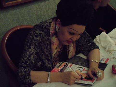 Al party successivo alla conferenza stampa Moira autografa la prima copia della rivista